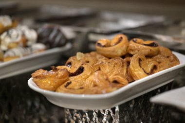 Büfeden taze pişmiş hamur işleri. Yemek servisi, etkinlik ya da enfes kahvaltı yemekleri için mükemmel..