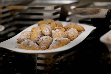 Pudra şekerli altın kruvasanlar kahvaltı, tatlı ya da kafe menüsü için mükemmel. Çıtır çıtır, gevrek, lezzetli.
