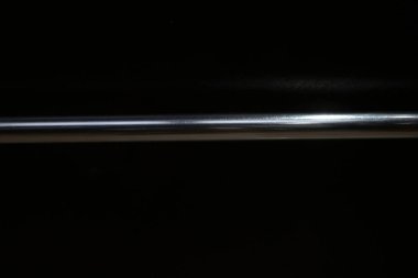 Modern, endüstriyel ya da soyut bir tasarım için koyu bir zemine karşı parlak metalik bir bar. Parlak, temiz ve zarif..