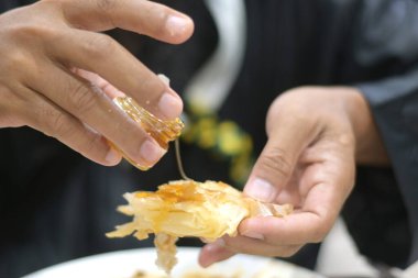 Altın bal, yumuşak bir hamur işi üzerine serpiştiriliyor. Her yemek ve şenlik için mükemmel bir ziyafet..