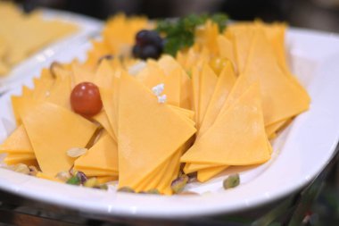 Süslü peynir üçgenleri. Partiler ya da şık yemekler için mükemmel. Taze, lezzetli ve hizmet etmeye hazır..