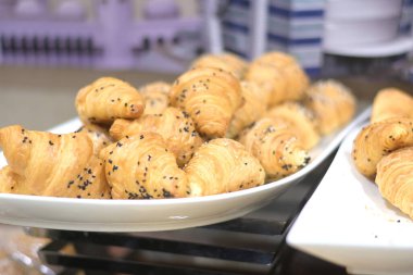 Güne bu lezzetli, altın kruvasanlarla başla. Kahvaltı, brunch ya da lezzetli bir atıştırmalık için mükemmel..