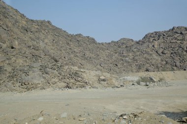 Muhteşem kayalık dağları keşfedin, göz kamaştırıcı bir manzara. Geçmişler, seyahatler ve doğa projeleri için ideal.