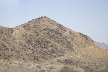 Muhteşem kayalık dağları keşfedin, göz kamaştırıcı bir manzara. Geçmişler, seyahatler ve doğa projeleri için ideal.