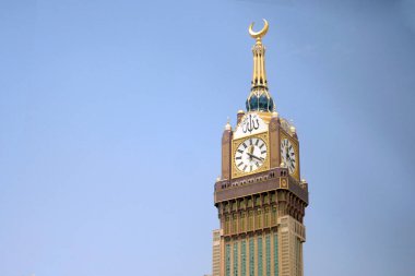 Görkemli saat kulesi mavi gökyüzüne yükseliyor. İnancın ve mirasın sembolü. Seyahat hikayeleri için mükemmel..