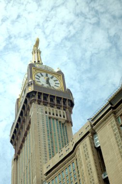 Görkemli saat kulesi mavi gökyüzüne yükseliyor. İnancın ve mirasın sembolü. Seyahat hikayeleri için mükemmel..