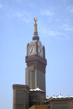 Görkemli saat kulesi mavi gökyüzüne yükseliyor. İnancın ve mirasın sembolü. Seyahat hikayeleri için mükemmel..