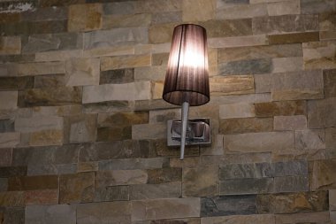 Modern lamba kaplamalı zarif taş duvar. İç tasarım ve mimari projeler için ideal.