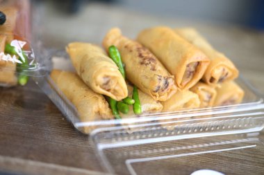 Altın, çıtır çıtır börekler canlı yeşil biberlerle dolu, lezzetli bir aperatif ya da aperatif için mükemmel..