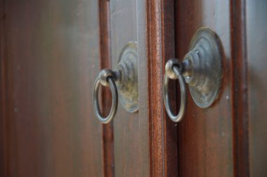 geleneksel Jepara süsler oyma ahşap pencere üzerinde ayrıntılı