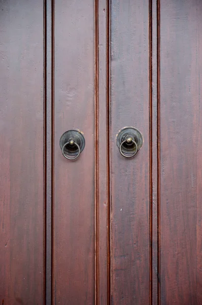 Gedetailleerd op houten raam met traditionele Jepara snijwerk ornamenten — Stockfoto