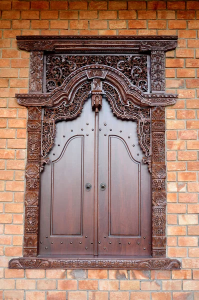 Ventana de madera con adornos tradicionales de talla Jepara — Foto de Stock