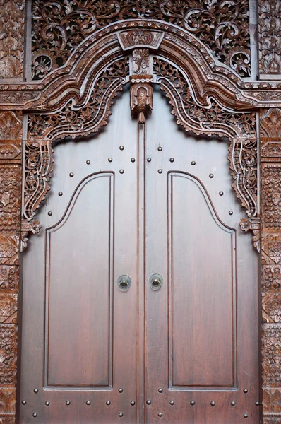 Janela de madeira com ornamentos tradicionais Jepara escultura — Fotografia de Stock