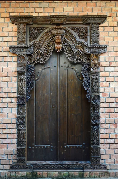 Drewniane okna z tradycyjnych Jepara carvingowa ozdoby — Zdjęcie stockowe