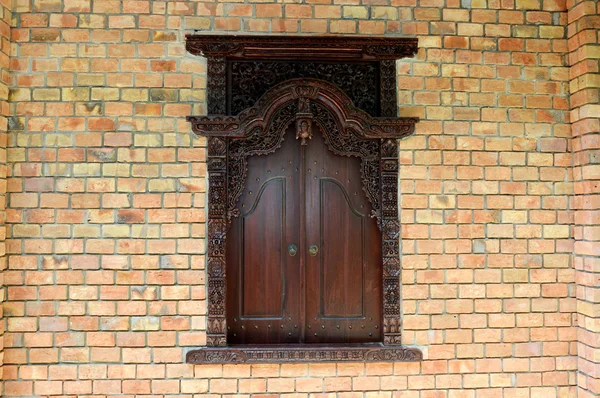 Holzfenster mit traditioneller Jepara-Schnitzerei — Stockfoto