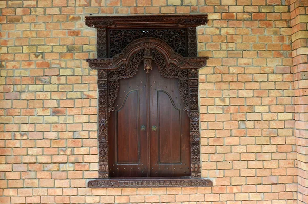 Houten venster met traditionele Jepara snijwerk ornamenten — Stockfoto