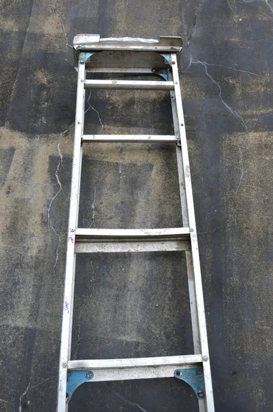 Metalen ladder op de muur — Stockfoto