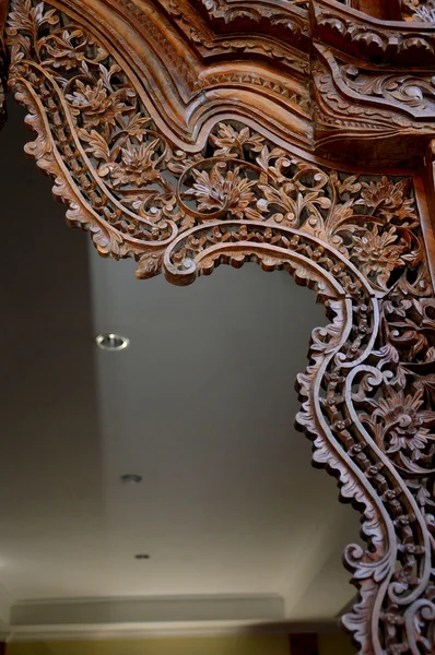 Detalhado na janela de madeira com ornamentos tradicionais Jepara escultura — Fotografia de Stock