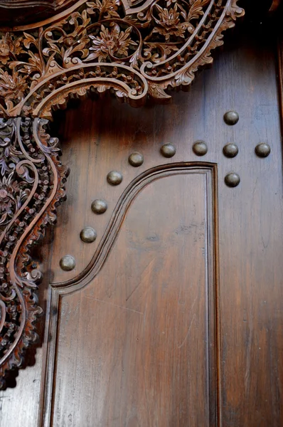 Detalhado na janela de madeira com ornamentos tradicionais Jepara escultura — Fotografia de Stock