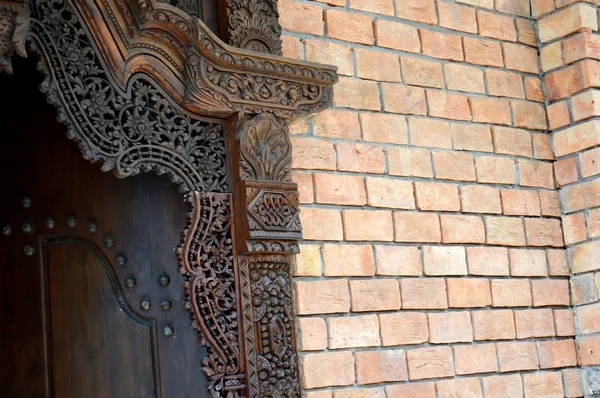 Houten venster met traditionele Jepara snijwerk ornamenten — Stockfoto