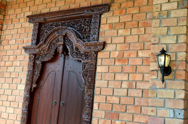 Houten venster met traditionele Jepara snijwerk ornamenten — Stockfoto