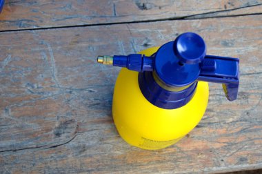 mavi ve sarı plastik sprey ahşap üzerinde