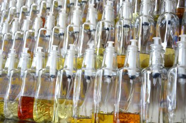 parfüm şişeleri ile değişik kokular perakende satış