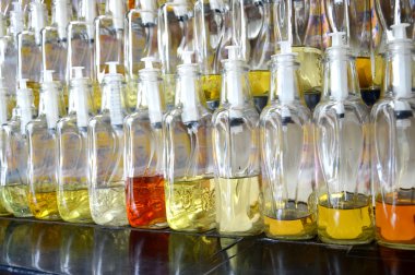 parfüm şişeleri ile değişik kokular perakende satış