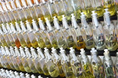 parfüm şişeleri ile değişik kokular perakende satış
