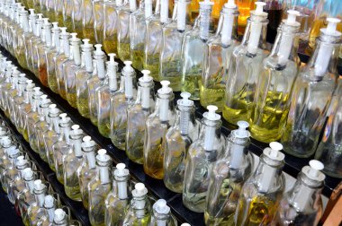 parfüm şişeleri ile değişik kokular perakende satış