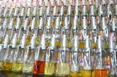 parfüm şişeleri ile değişik kokular perakende satış