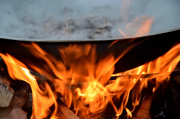 Brandhout in de open haard haard koken — Stockfoto