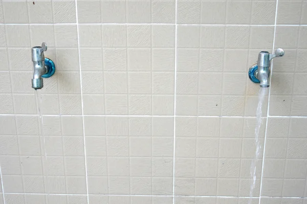 Torneiras de água na parede — Fotografia de Stock