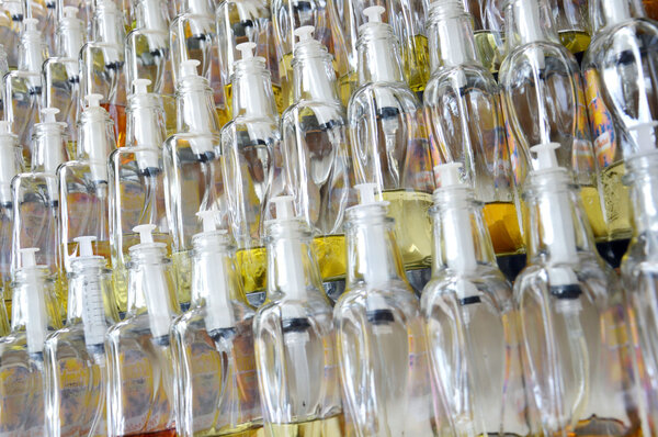 парфюмерные бутылки с различными ароматами
