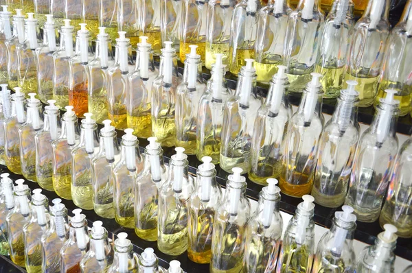 Frascos de perfume con diferentes aromas venta al por menor — Foto de Stock