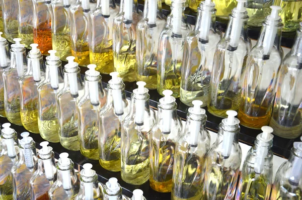 Frascos de perfume con diferentes aromas venta al por menor — Foto de Stock