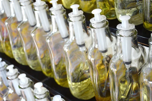 Frascos de perfume con diferentes aromas venta al por menor —  Fotos de Stock