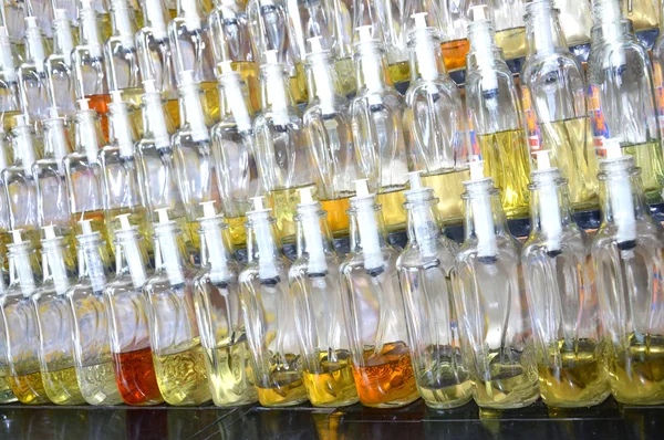 Parfümflaschen mit unterschiedlichen Düften Einzelhandel — Stockfoto