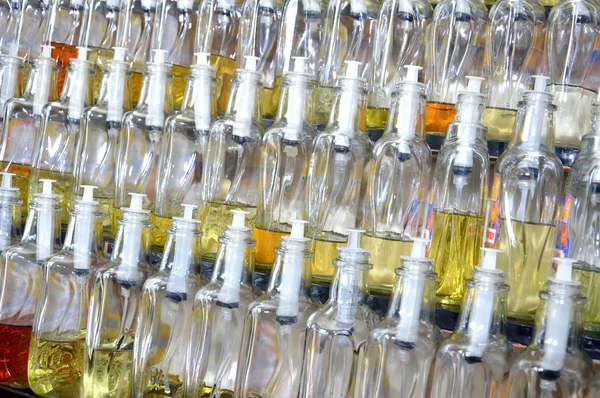 Парфюмерные бутылки с различными ароматами — стоковое фото
