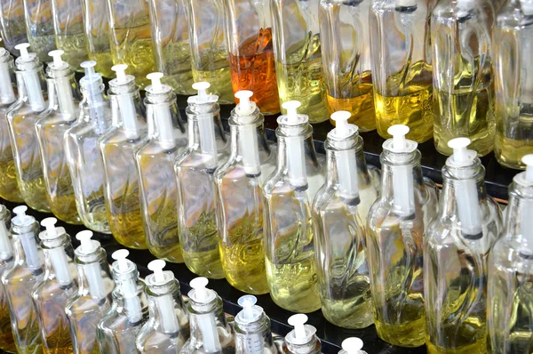 Parfumflesjes met verschillende geuren verkoop in de detailhandel — Stockfoto