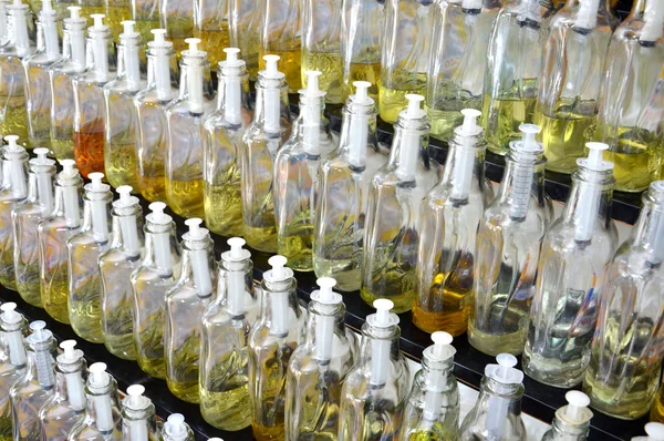 Bottiglie di profumo con vari profumi vendita al dettaglio — Foto Stock