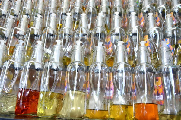 парфюмерные бутылки с различными ароматами
