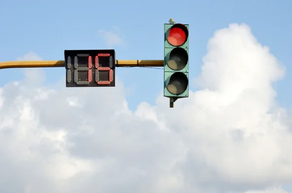 Közlekedési lámpa kék ég ellen — Stock Fotó