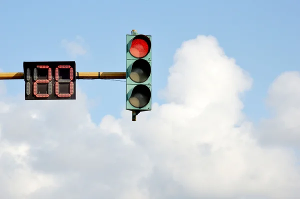 Közlekedési lámpa kék ég ellen — Stock Fotó