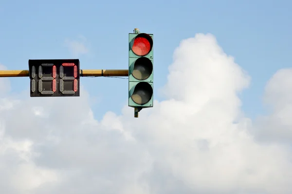 Verkeerslichten tegen blauwe hemel — Stockfoto