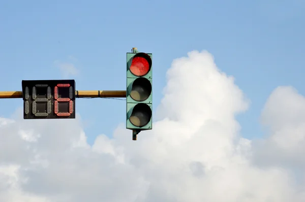 Semáforos contra el cielo azul —  Fotos de Stock