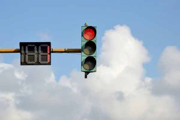 Verkeerslichten tegen blauwe hemel — Stockfoto