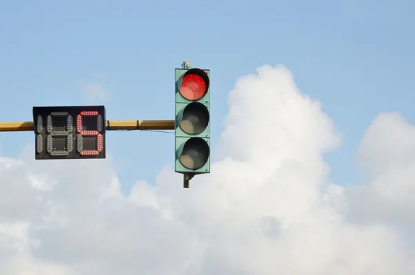 Semáforos contra el cielo azul —  Fotos de Stock