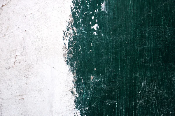 Белая и зеленая каменная стена — стоковое фото