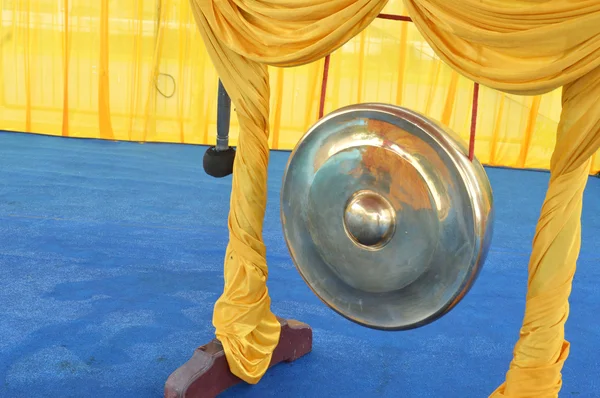 Traditioneller goldener Gong mit Drachenornamenten — Stockfoto